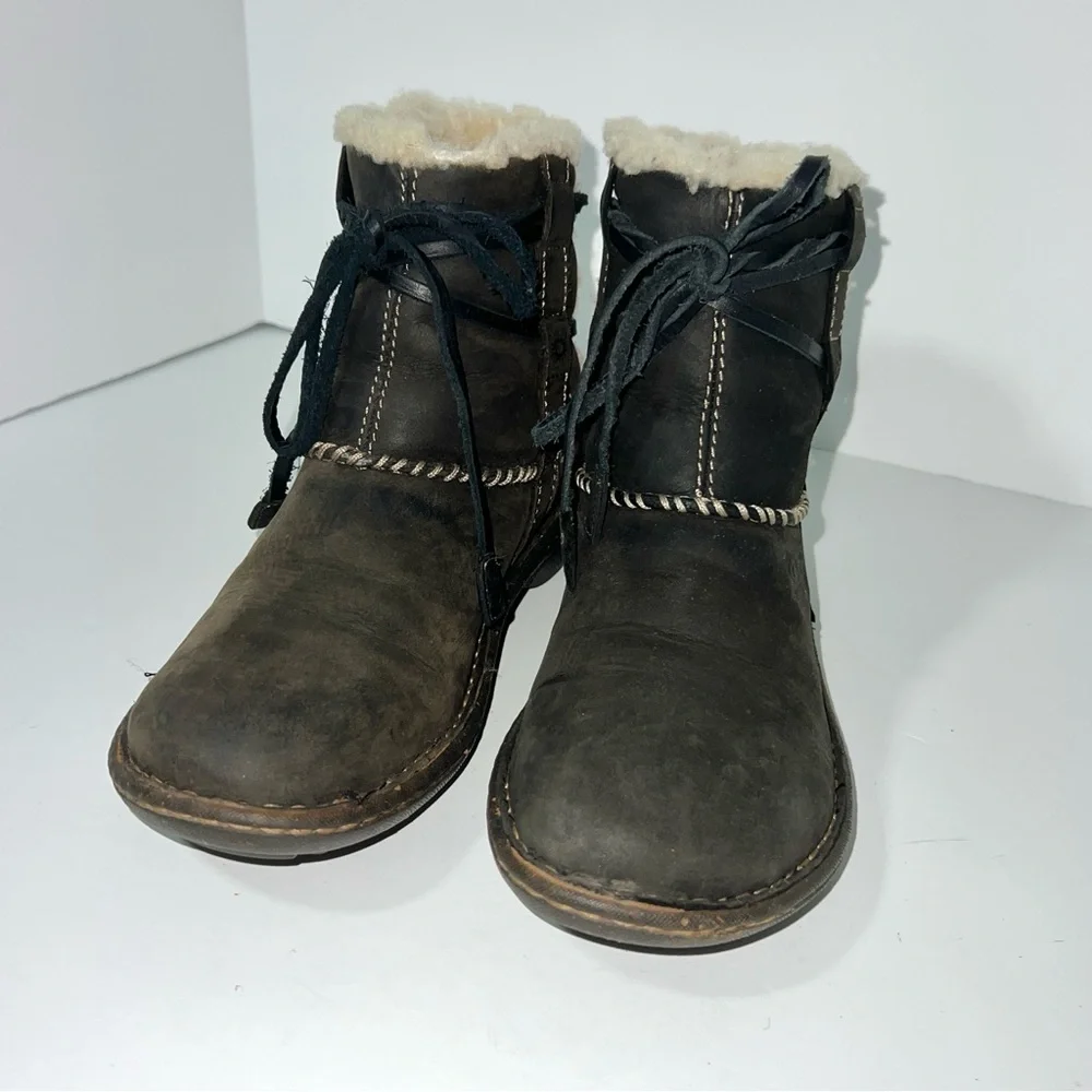 UGG Australia Cove‎ Ankle Boots Black Leather Suede Sheepskin Wrapped Lace Sz 7
